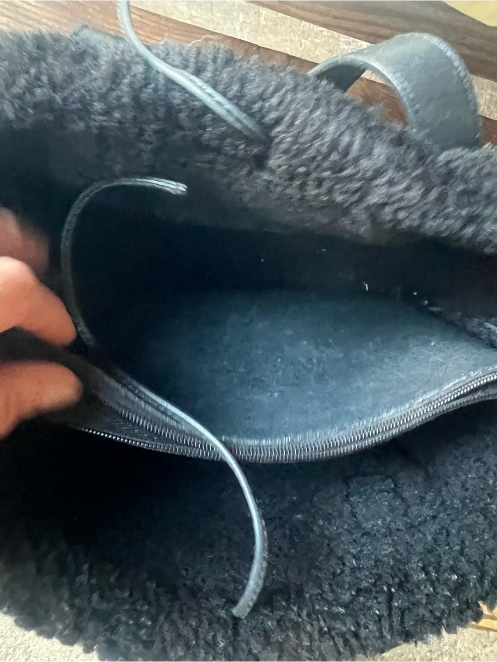 UGG Black Vintage Grab Shearling-Trim Leather Tote Bag - Picture 3 of 7